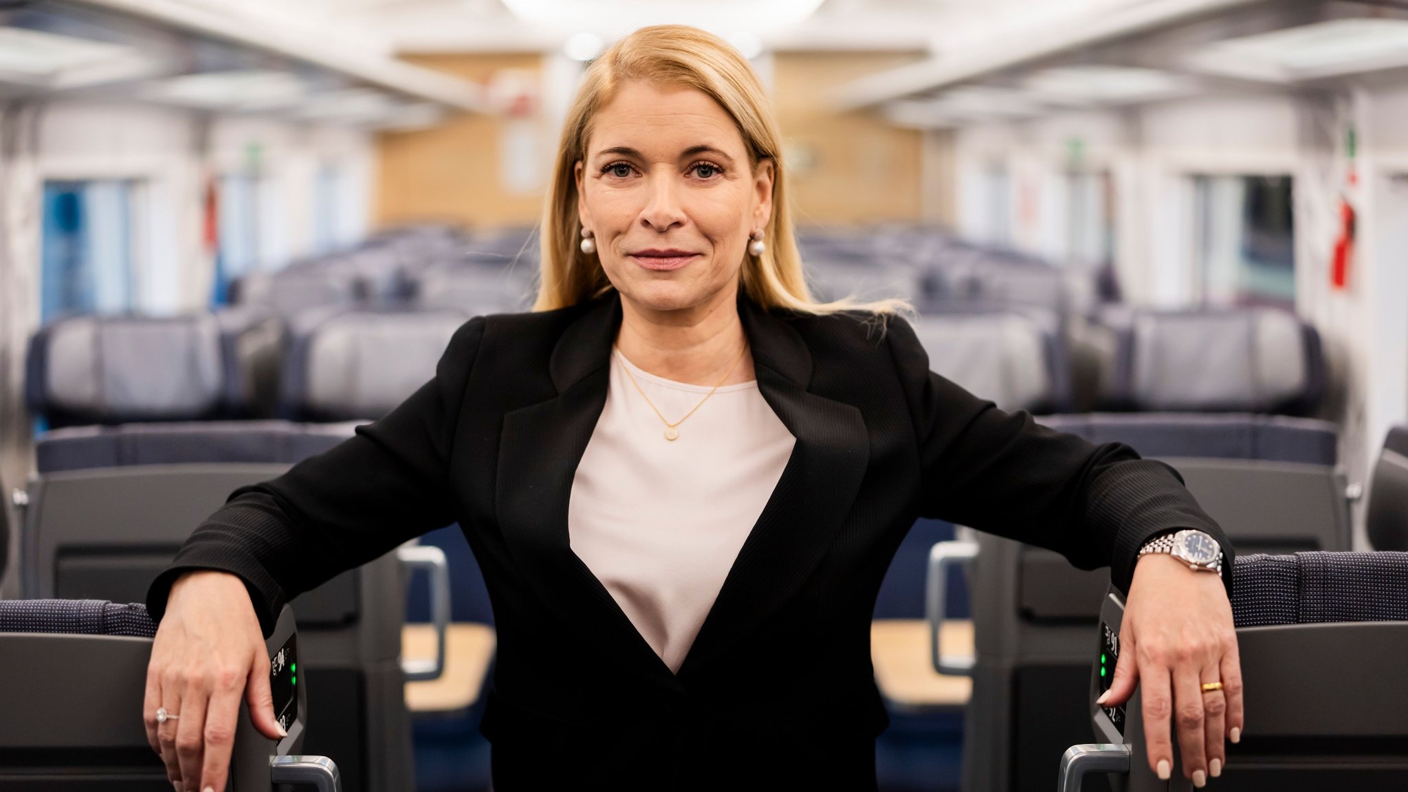 ARCHIV - 17.10.2025, Berlin: Evelyn Palla, Vorstandsvorsitzende der DB, steht bei der Premiere des neuen ICE L der Deutschen Bahn am Berliner Ostbahnhof in der 2. Klasse.  Bahnchefin Evelyn Palla äußert sich zur Pünktlichkeit der Züge. (zu dpa: «Jeder zweite Zug zu spät - aber Bahn soll sauberer werden») Foto: Christoph Soeder/dpa Pool/dpa +++ dpa-Bildfunk +++