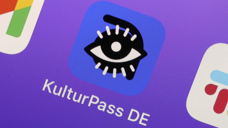 Die App "KulturPass DE" auf einem Smartphone. Der Kulturpass für Jugendliche wird fortgeführt. 