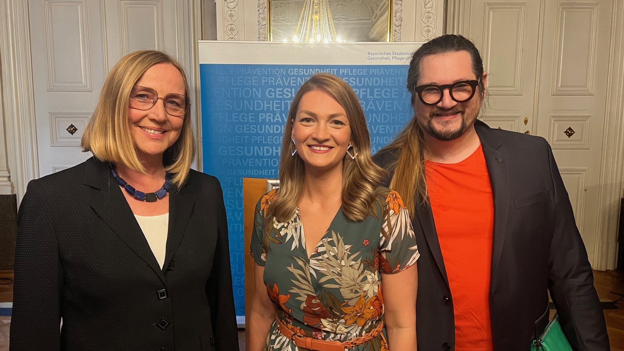 Staatsministerin Judith Gerlach (CSU; Mitte) mit Martina Rothenhöfer und Holger Spielberg (beide Uniklinik Würzburg) beim Staatsempfang.