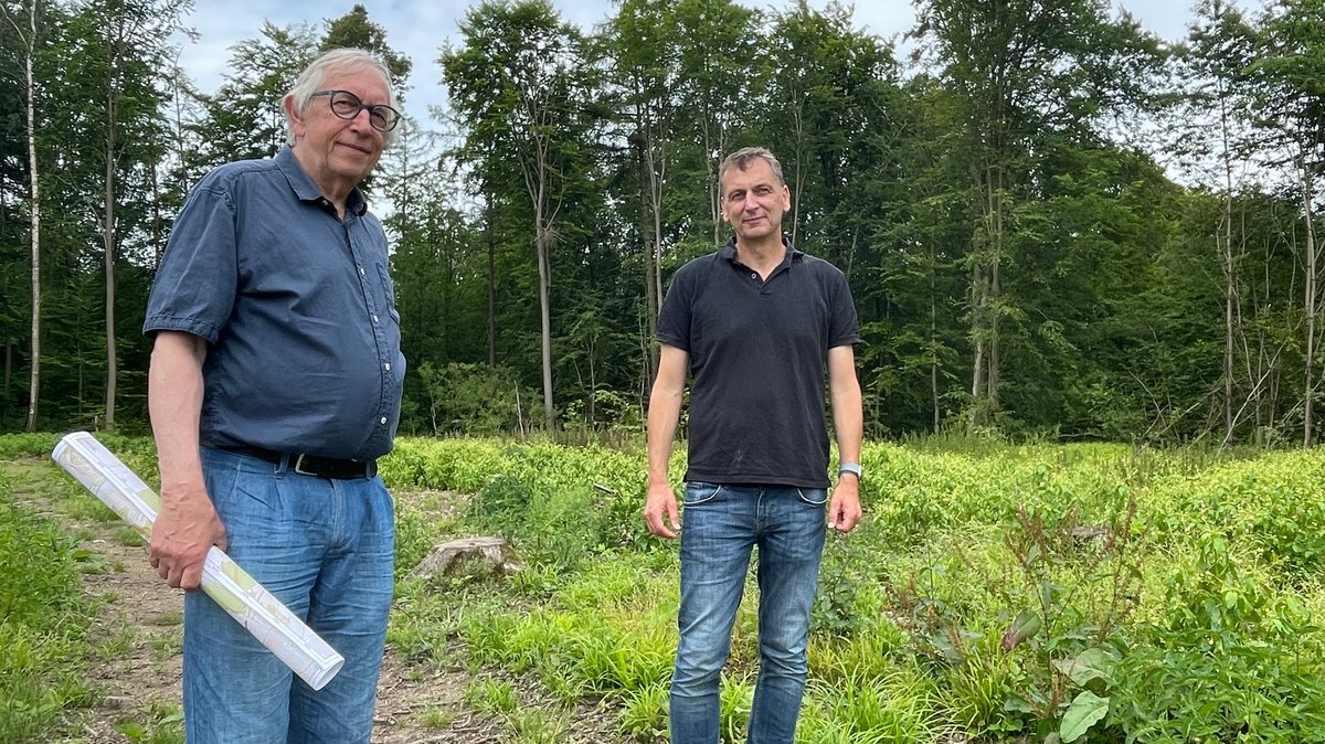 Herbert Friedmann und Jochen Bals in einem gerodeten Waldstück bei Altertheim im Landkreis Würzburg