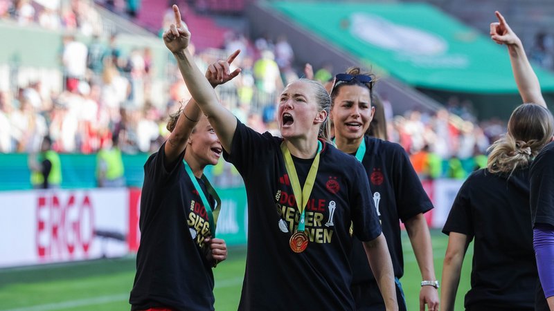 FC Bayern Frauen jubeln | Bild: picture alliance/dpa/Revierfoto FC Bayern Frauen jubeln
