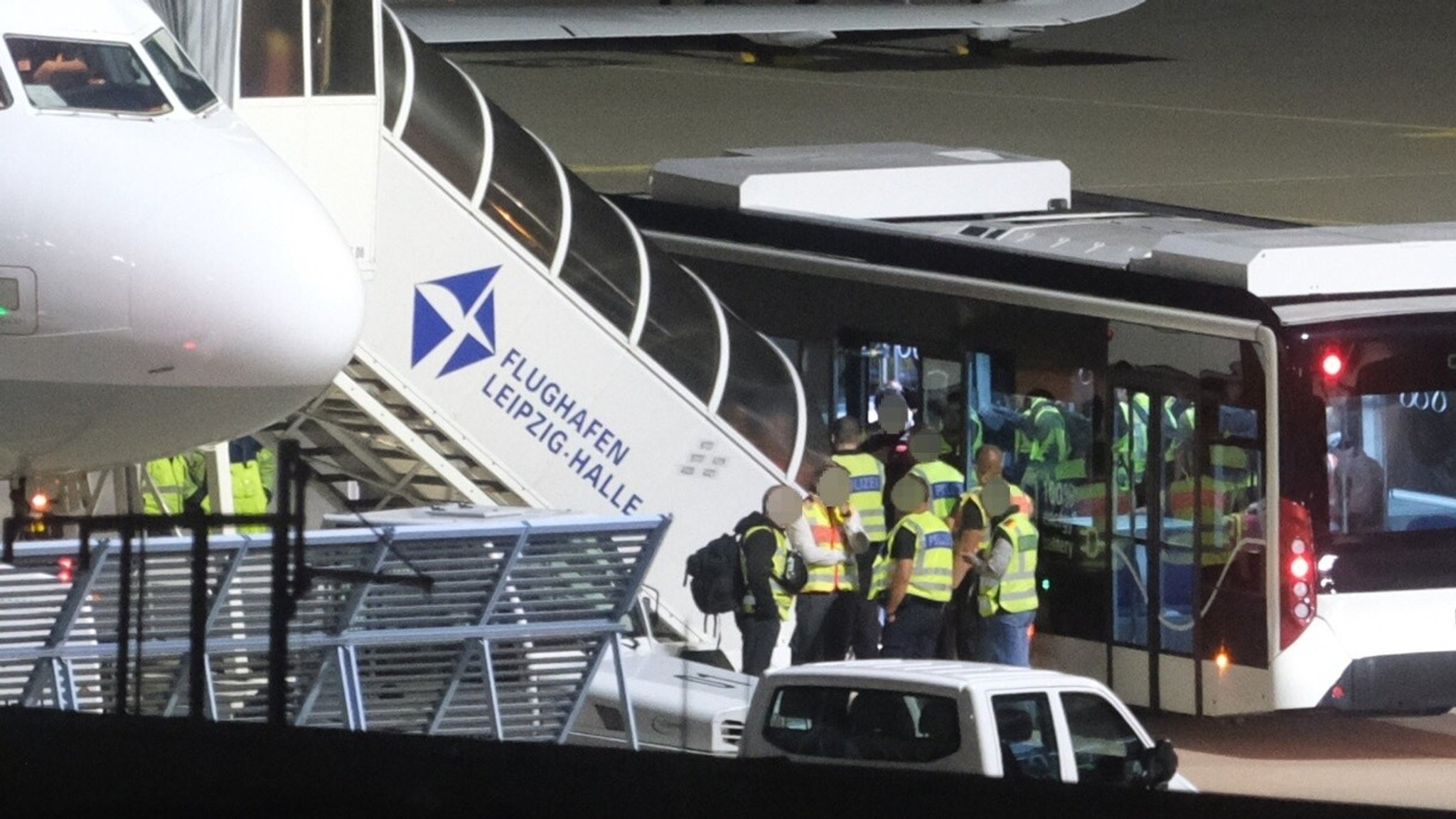 Ein Bus mit Männern begleitet von Bundespolizisten steht auf dem Flughafen Leipzig-Halle an einem Flugzeug. Mit einem Charterflugzeug hat die Bundespolizei ausreisepflichtige Afghanen in ihr Herkunftsland gebracht. | Bild: picture alliance/dpa | Sebastian Willnow Ein Bus mit Männern begleitet von Bundespolizisten steht auf dem Flughafen Leipzig-Halle an einem Flugzeug. Mit einem Charterflugzeug hat die Bundespolizei ausreisepflichtige Afghanen in ihr Herkunftsland gebracht.