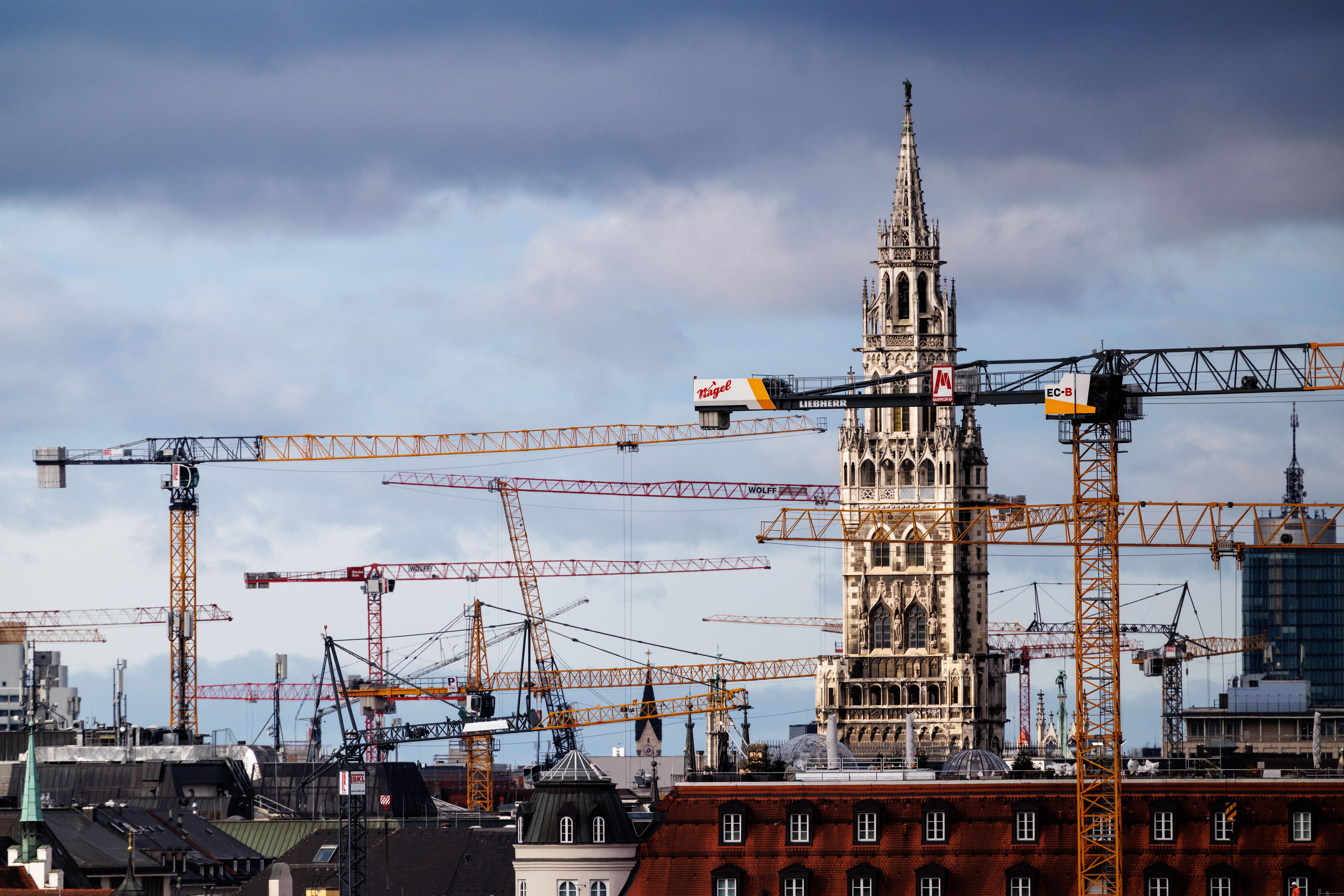 Symbolbild: Der Turm des Münchner Rathauses - umringt von Baukränen