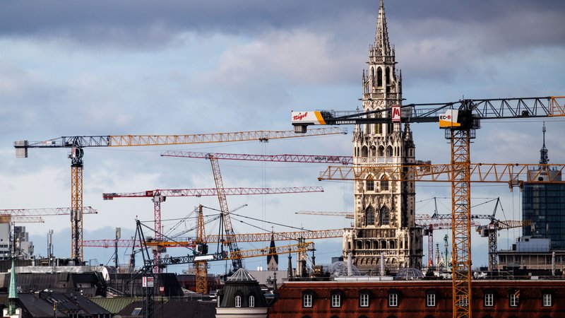 Symbolbild: Der Turm des Münchner Rathauses - umringt von Baukränen | Bild: picture alliance / dpa | Matthias Balk Symbolbild: Der Turm des Münchner Rathauses - umringt von Baukränen