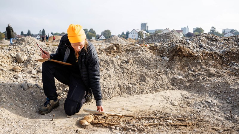 Im Rahmen der Bebauung für ein neues Wohngebiet auf einem Feld am Münchner Nordrand wurden 2800 Befunde, sechs Brunnen, neun Gräber und mehr als 100 Hausgrundrisse ehemaliger Siedlungen entdeckt.