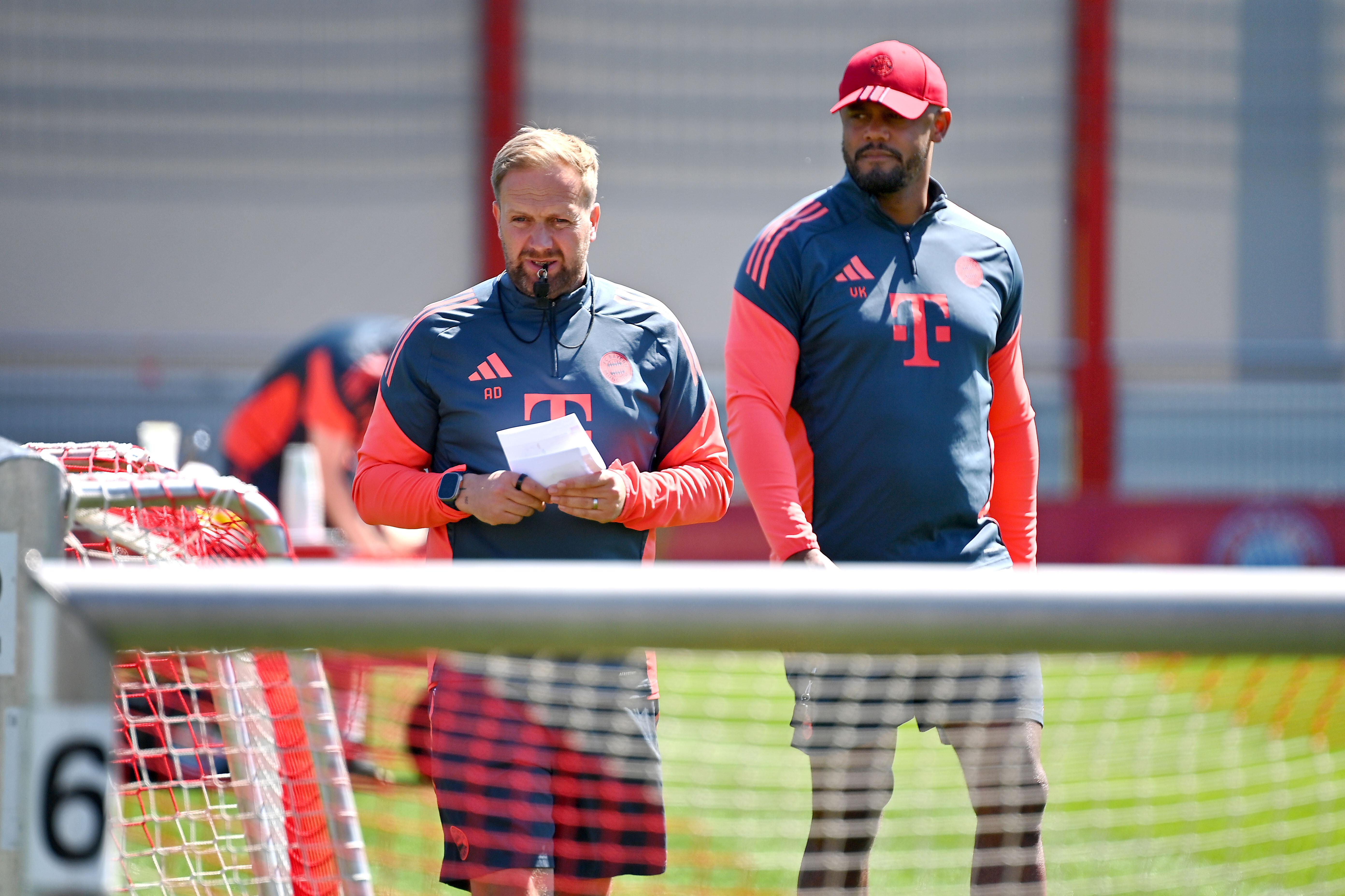 FC-Bayern-Coach Vincent Kompany (r.) und sein Co-Trainer Aaron Danks (li.) beim Abschlusstraining vor PSG