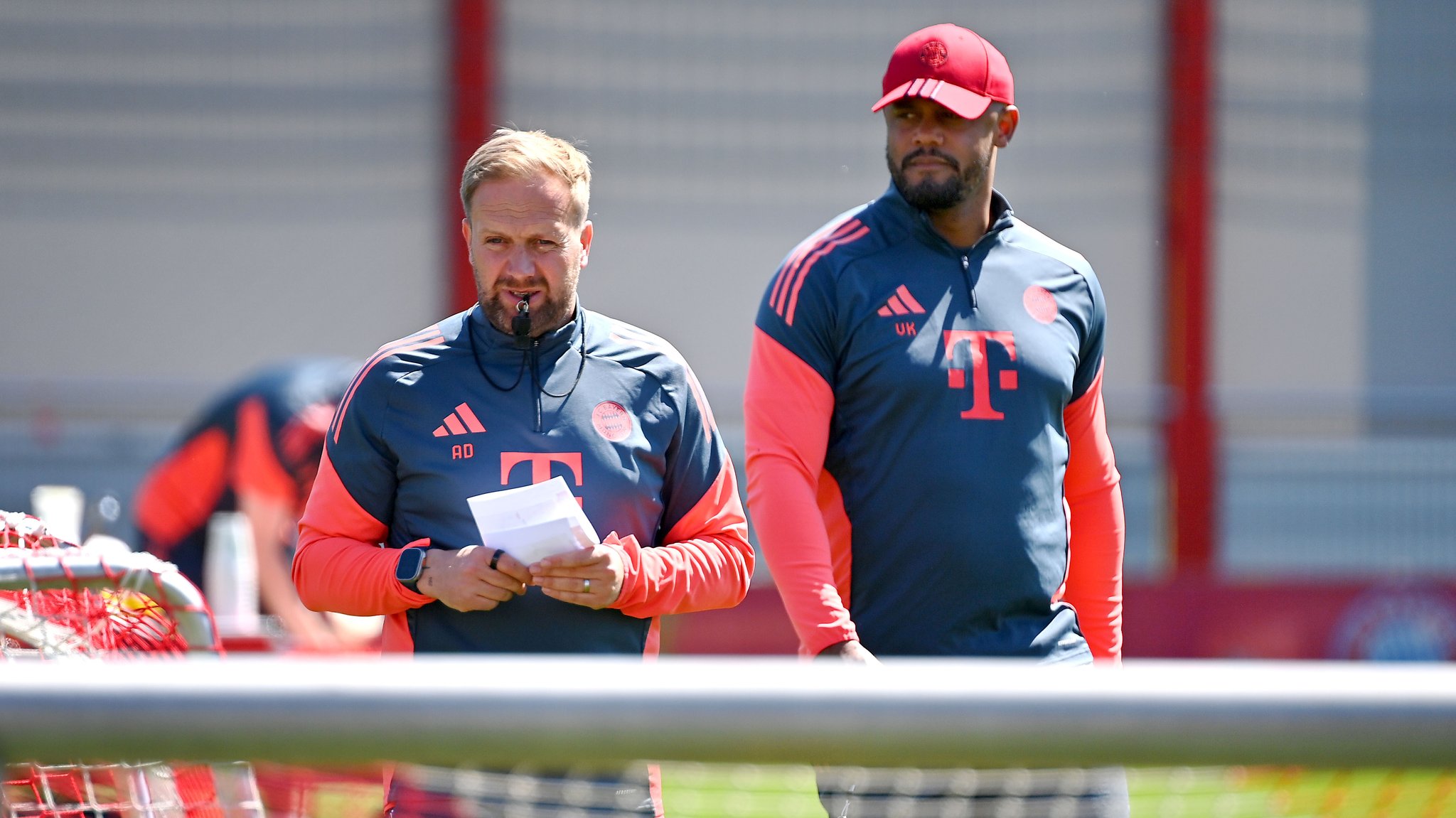 FC-Bayern-Coach Vincent Kompany (r.) und sein Co-Trainer Aaron Danks (li.) beim Abschlusstraining vor PSG