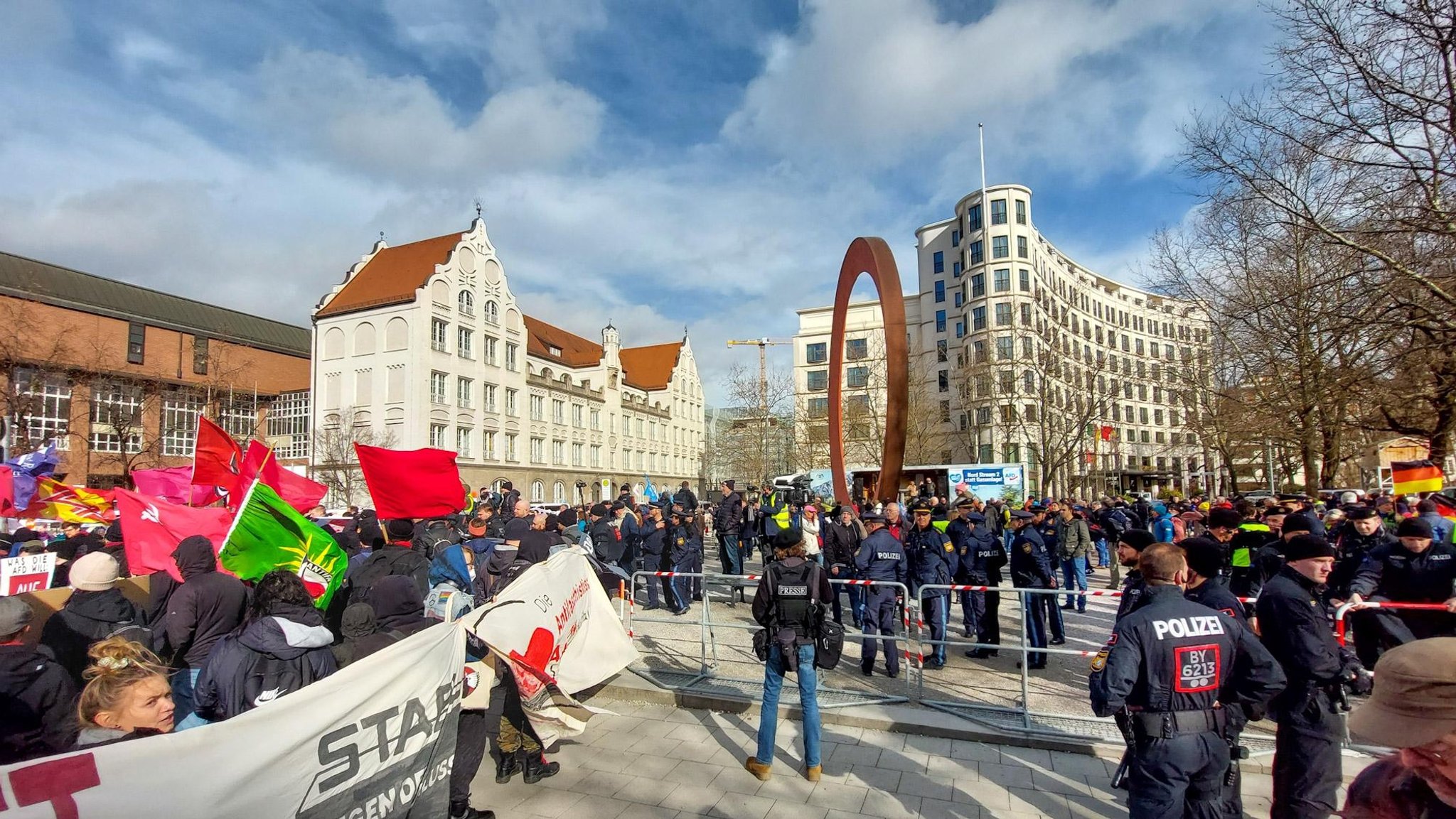 Demo am Alten Botanischen Garten: Hinter der Absperrung die AfD, davor Gegner, dazwischen die Polizei.