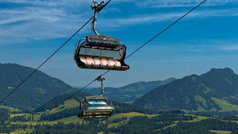 Leerer Sessellift im Allgäu | Bild: picture alliance / M.i.S. | Renate Feil Leerer Sessellift im Allgäu