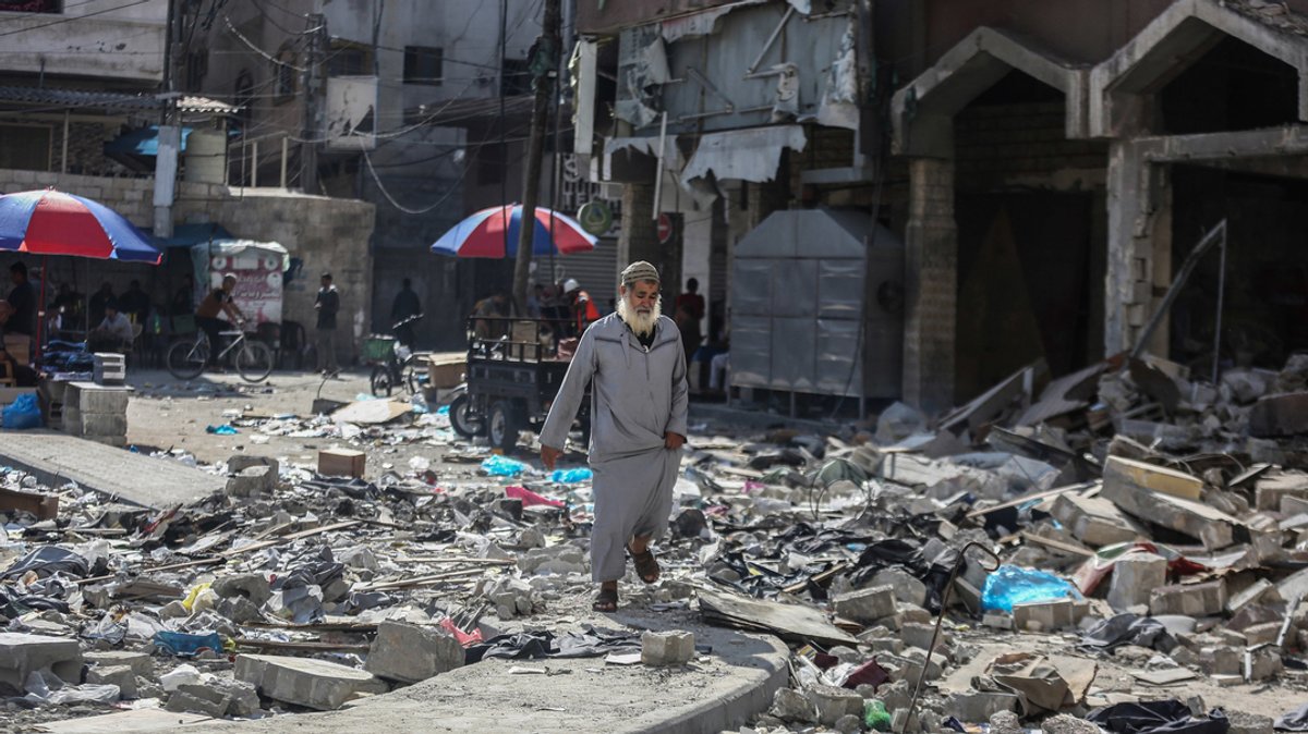 Khan Yunis: Ein Palästinenser geht inmitten der Trümmer von Gebäuden.
