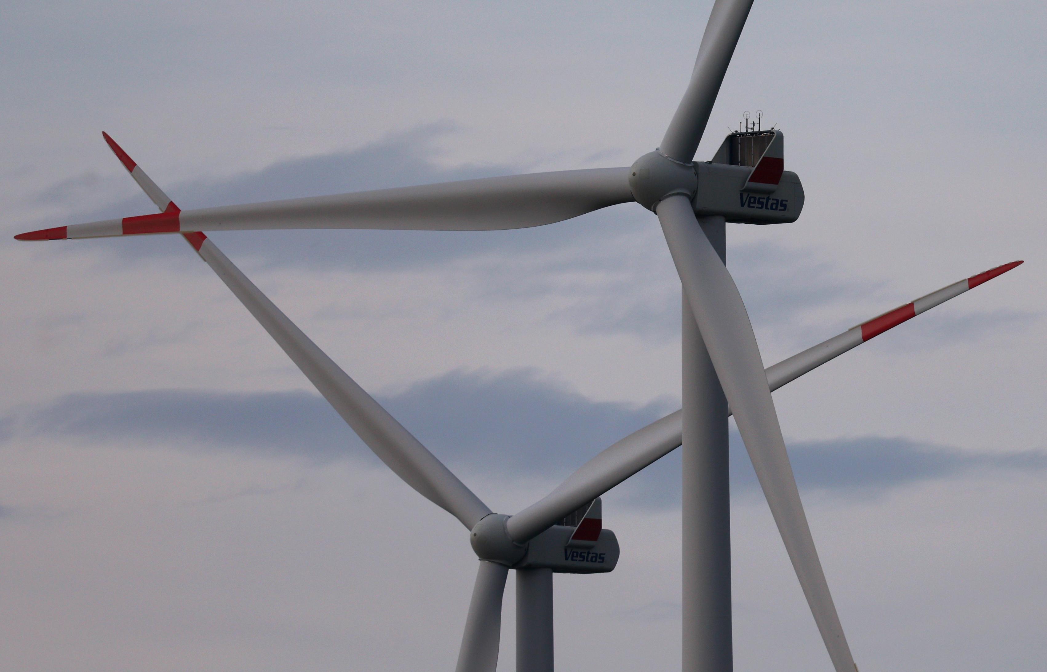 Windräder stehen im Abendlicht (Symbolbild)