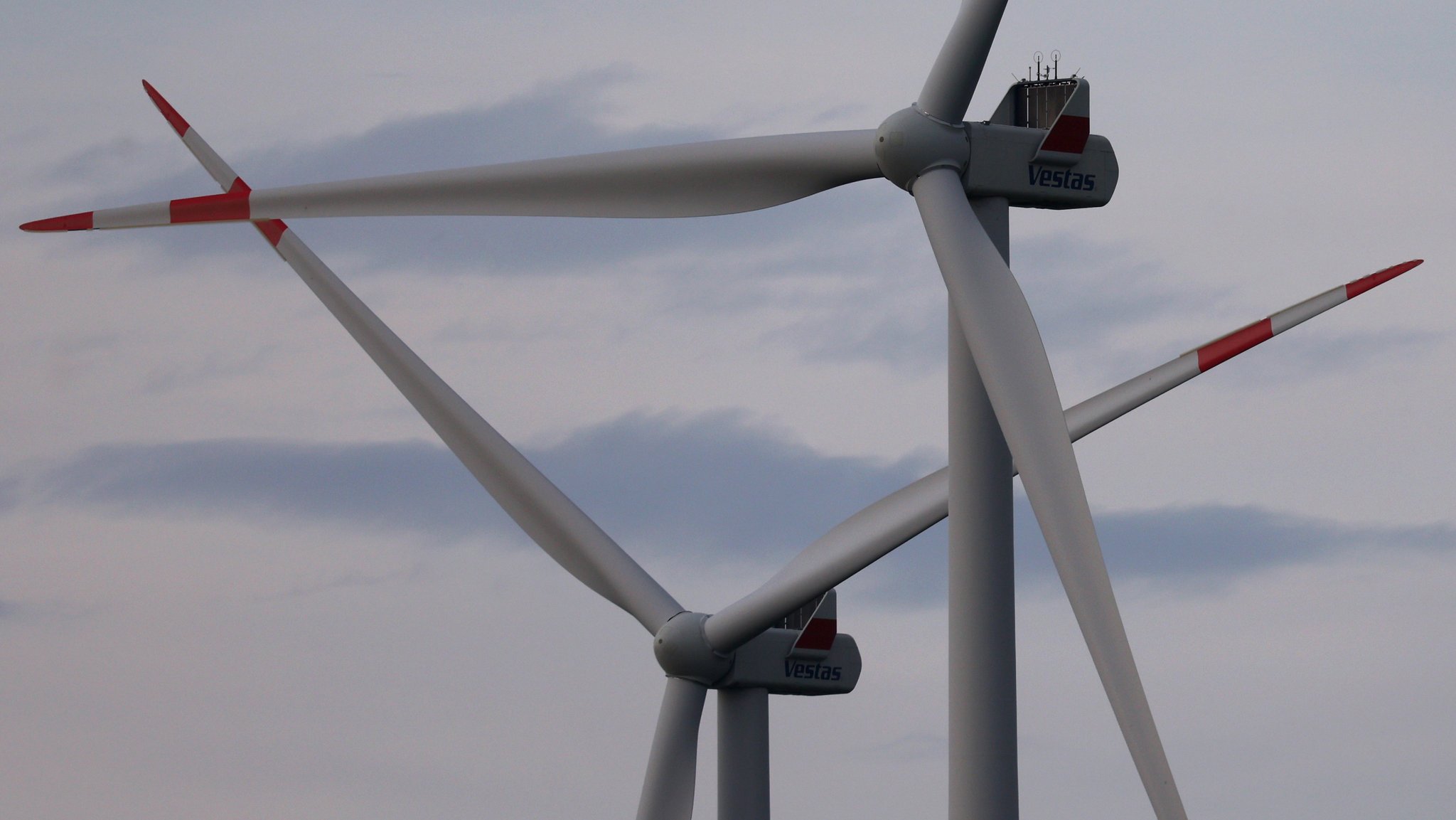 Windräder stehen im Abendlicht (Symbolbild)