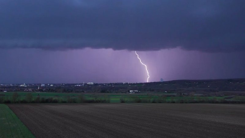 Am Montagabend (13.03.2023) zog eine Gewitterfront über Deutschland. Aufnahmen aus Sennfeld (Lkr. Schweinfurt) zeigen dunkle Gewitterwolken und zahlreiche Blitze, die über den Himmel zucken. Vielerorts wird mit Starkregen und heftigen Sturmböen gerechnet.