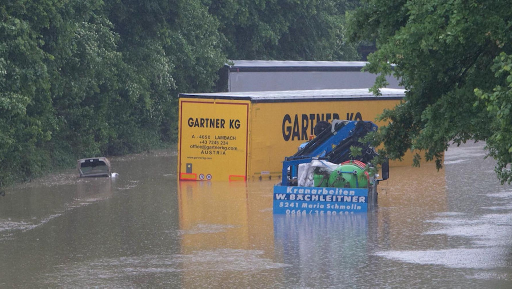Überflutete Lkw und Pkw auf der B12 bei Simbach