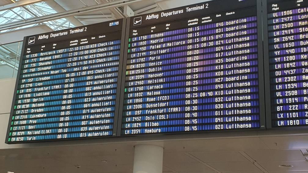 3.10.2025 Anzeigetafel am Münchner Flughafen. Nur einige Flüge sind ausgefallen.