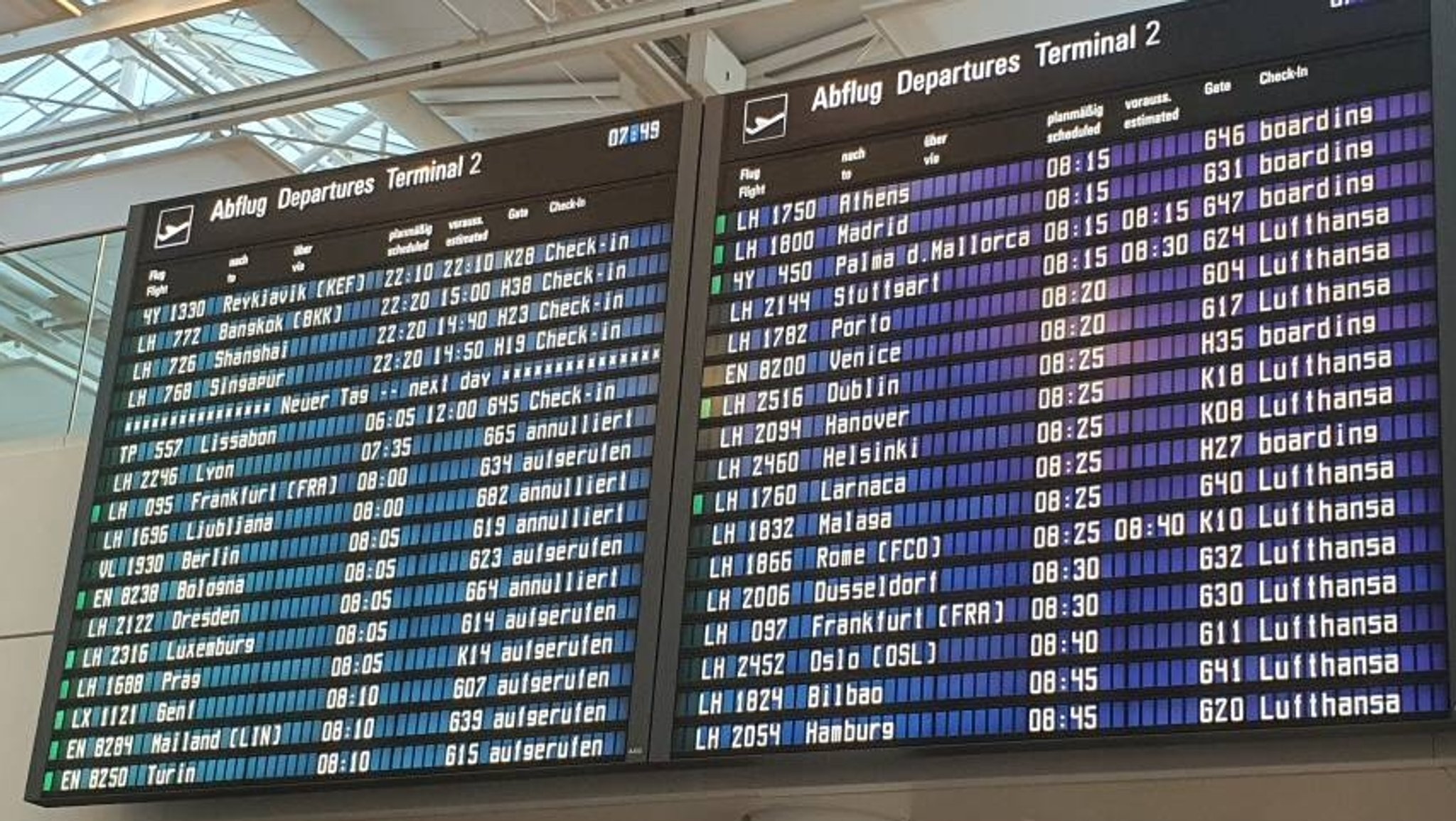 3.10.2025 Anzeigetafel am Münchner Flughafen. Nur einige Flüge sind ausgefallen.