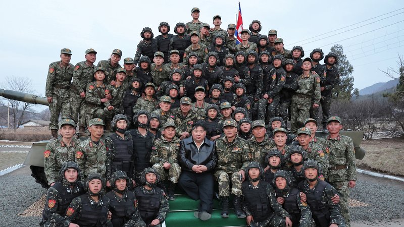 Archivbild: Nordkoreanische Soldaten mit Diktator Kim Jong Un | Bild: picture alliance / YONHAPNEWS AGENCY | Yonhap Archivbild: Nordkoreanische Soldaten mit Diktator Kim Jong Un