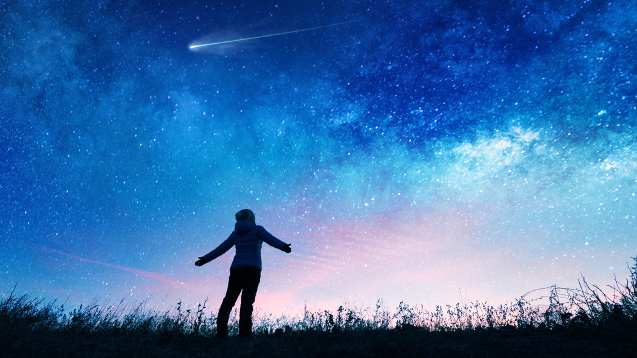 Die Silhouette einer Frau vor Sternenhimmel | Bild: stock.adobe.com/andreusK Die Silhouette einer Frau vor Sternenhimmel