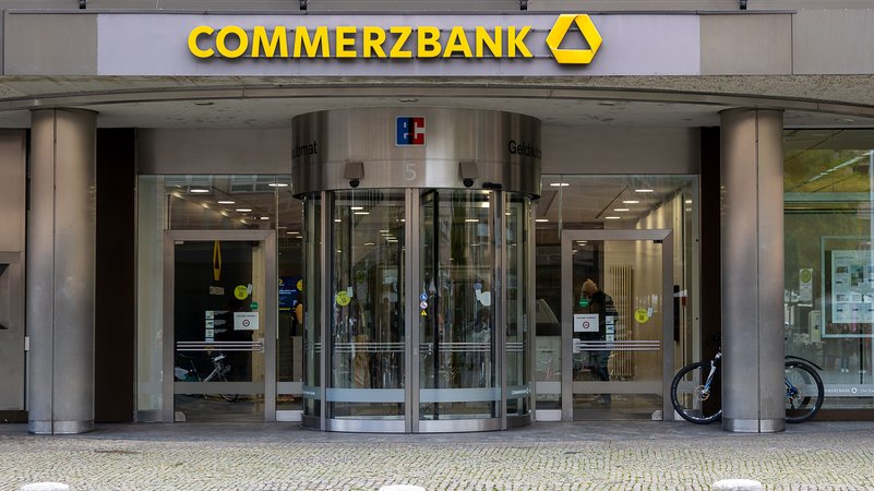 Eingang einer Commerzbank-Filiale in Nürnberg | Bild: picture alliance /Ardan Fuessman Eingang einer Commerzbank-Filiale in Nürnberg