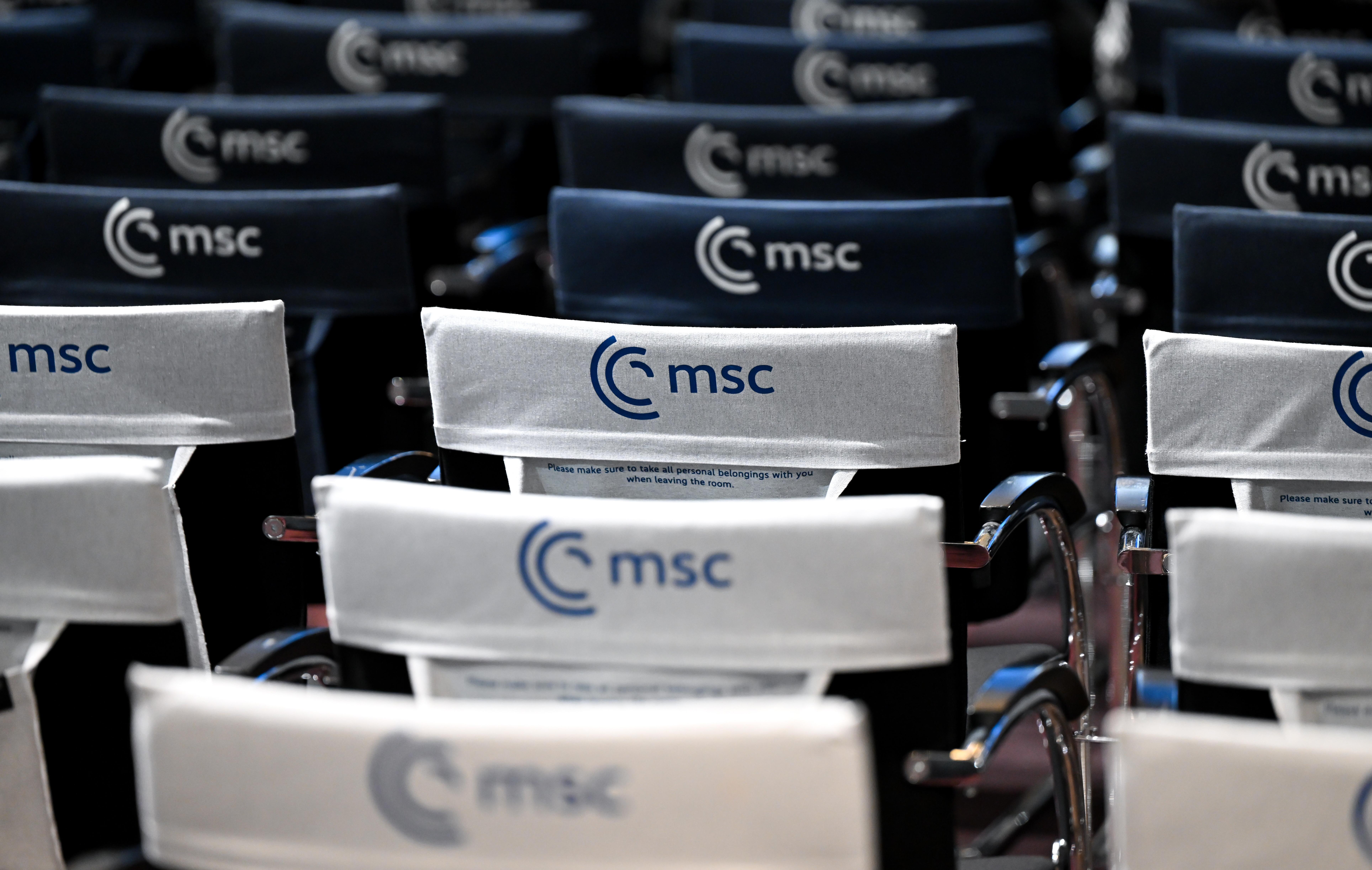 Logo der Münchner Sicherheitskonferenz auf den Stühlen im Hauptsaal des Bayerischen Hofs (Symbolbild)