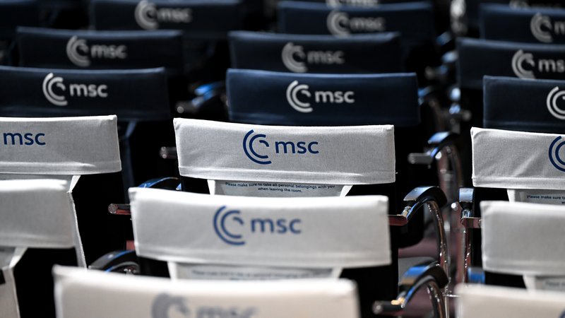 Logo der Münchner Sicherheitskonferenz auf den Stühlen im Hauptsaal des Bayerischen Hofs (Symbolbild) | Bild: pa/dpa/Sven Hoppe Logo der Münchner Sicherheitskonferenz auf den Stühlen im Hauptsaal des Bayerischen Hofs (Symbolbild)