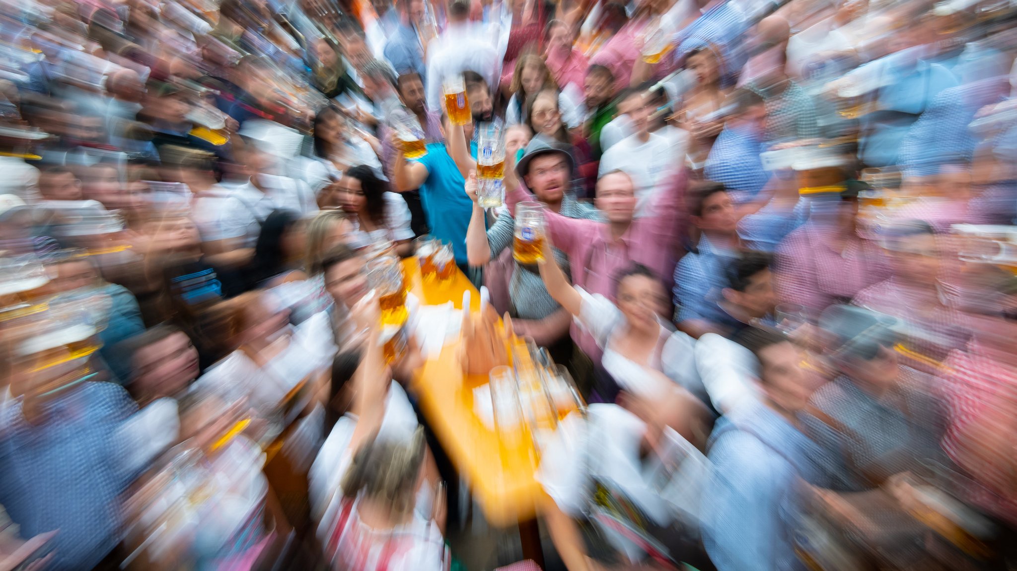 Menschen im Bierzelt auf dem Oktoberfest