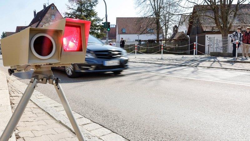 Blitzgerät am Straßenrand