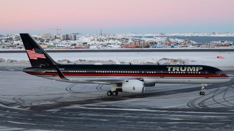 ARCHIV - 07.01.2025, Grönland, Nuuk: Ein Flugzeug mit Donald Trump Jr. an Bord landet in Nuuk. Foto: Emil Stach/Ritzau Scanpix Foto/AP/dpa +++ dpa-Bildfunk +++ | Bild: dpa-Bildfunk/Emil Stach ARCHIV - 07.01.2025, Grönland, Nuuk: Ein Flugzeug mit Donald Trump Jr. an Bord landet in Nuuk. Foto: Emil Stach/Ritzau Scanpix Foto/AP/dpa +++ dpa-Bildfunk +++