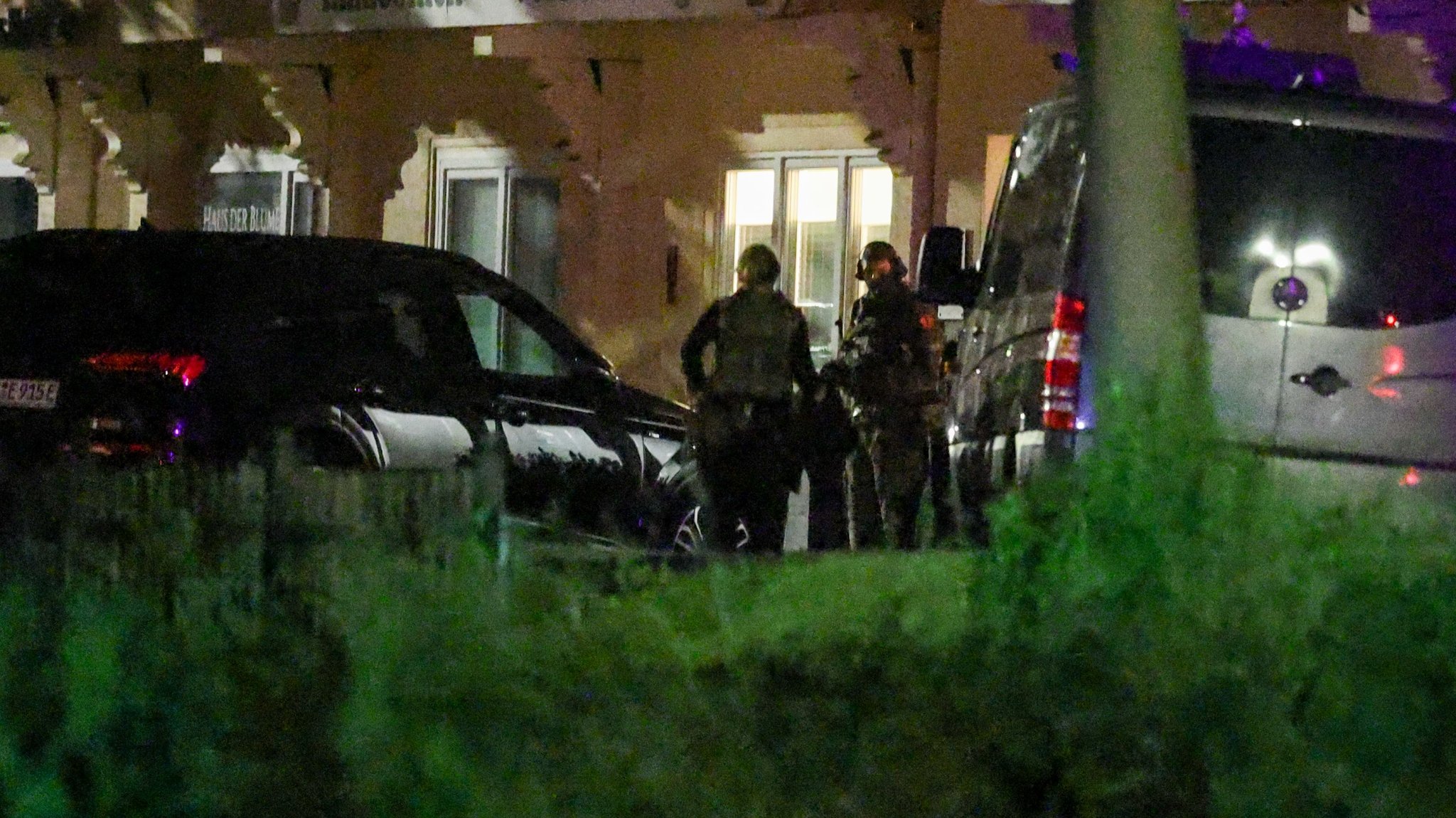 Beamte des SEK der Dortmunder Polizei stehen vor dem Gebäude, in das sich der Mann mit seinen Kindern zurückgezogen hatte. | Bild: dpa-Bildfunk/Christoph Reichwein Beamte des SEK der Dortmunder Polizei stehen vor dem Gebäude, in das sich der Mann mit seinen Kindern zurückgezogen hatte.