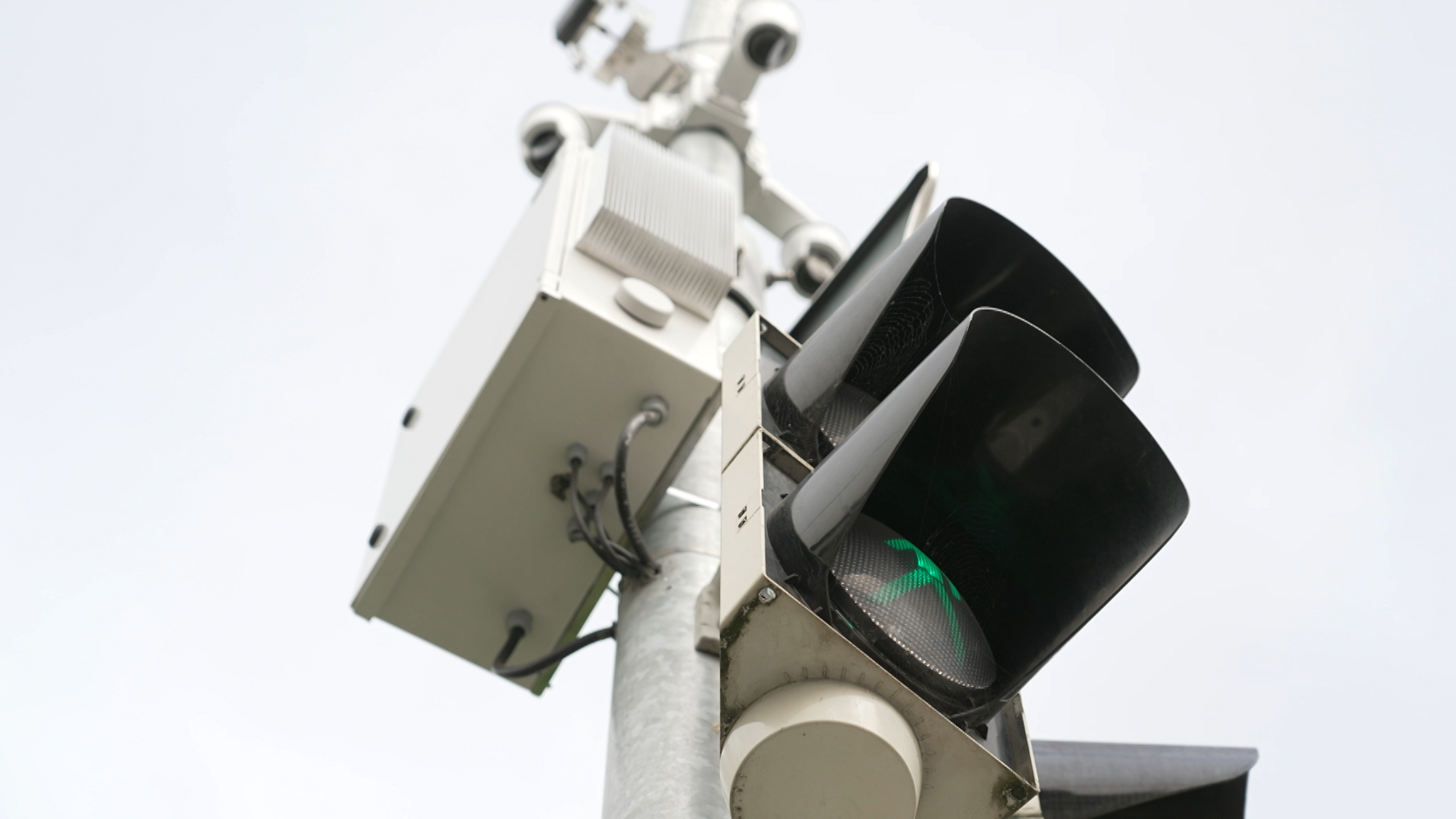 Die erste KI-Ampel Bayerns ging in Essenbach im Landkreis Landshut in Betrieb.