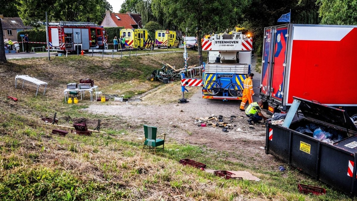 Rettungskräfte am Samstag am Unfallort in der Ortschaft Nieuw-Beijerlan im Einsatz.