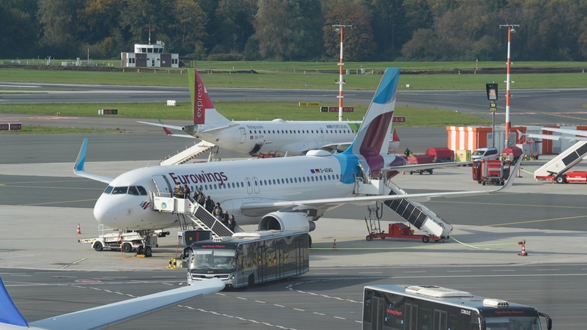 Flugpassagiere steigen in ein Flugzeug der Fluggesellschaft Eurowings