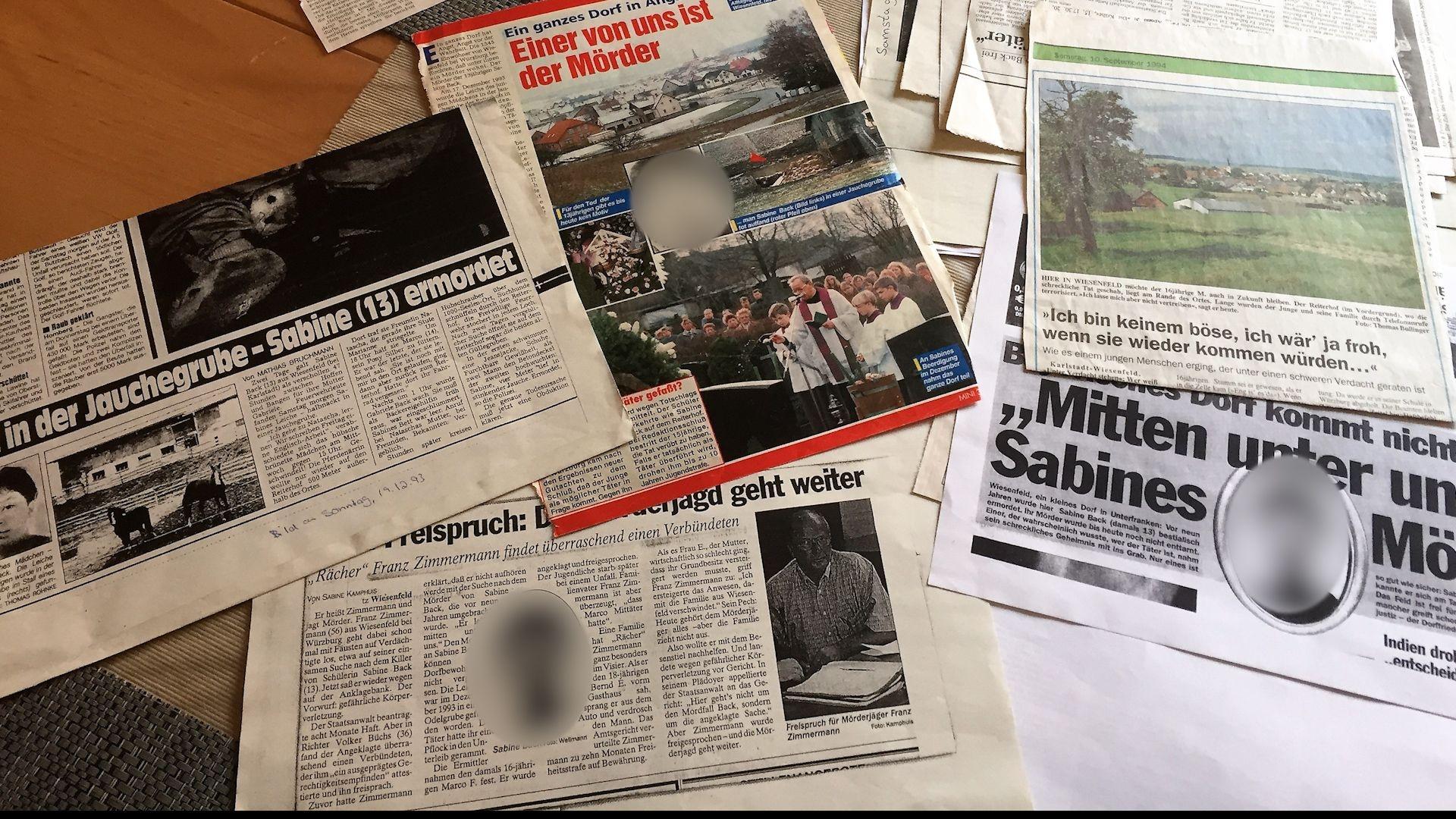 Zeitungen berichten über den Mord an Sabine B.