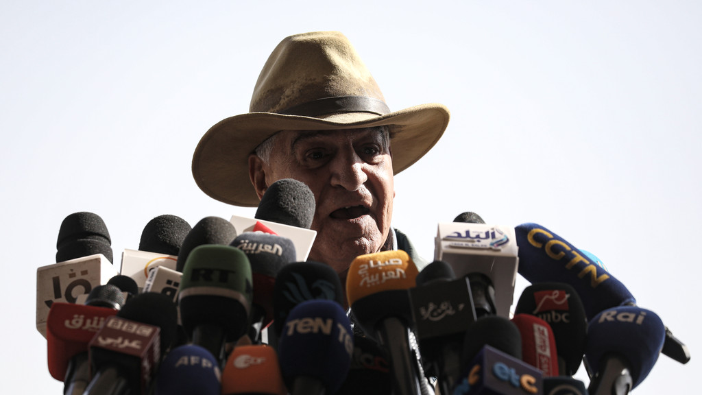 Gefragter Mann: Archäologe Sahi Hawass präsentiert die neusten Funde in Sakkaras vor Journalisten aus aller Welt