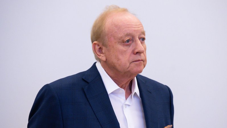 Alfons Schuhbeck als Angeklagter im Gerichtssaal | Bild: dpa-Bildfunk/Sven Hoppe Alfons Schuhbeck als Angeklagter im Gerichtssaal