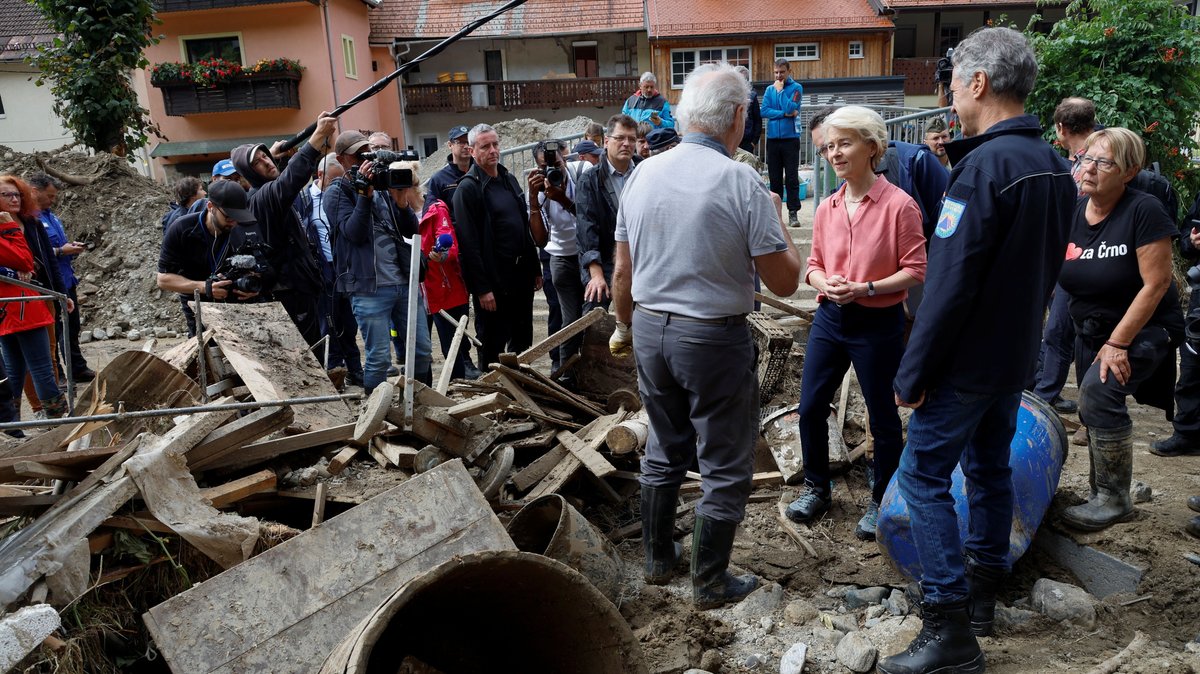 Zerstörte Häuser, Brücken, Straßen - in Slowenien haben Unwetter ganze Landstriche verwüstet. EU-Kommissionspräsidentin von der Leyen kündigte nun Hilfen in Höhe von 400 Millionen Euro an.