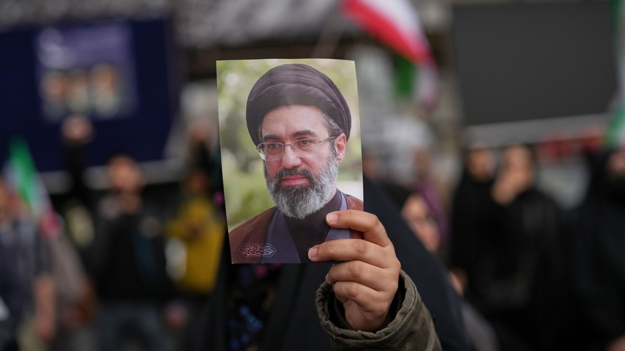 08.04.2026, Iran, Teheran: Ein Demonstrant hält ein Bild von Modschtaba Chamenei, Irans neuem Religionsführer und Staatsoberhaupt, während einer Versammlung nach der Ankündigung einer zweiwöchigen Waffenruhe mit den Vereinigten Staaten und Israel. 