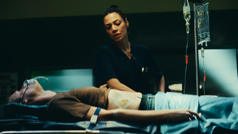 Chefärztin Dr. Suzanna Parker (Haley Louise Jones) in der Serie "Krank Berlin" | Bild: Apple TV+ Chefärztin Dr. Suzanna Parker (Haley Louise Jones) in der Serie "Krank Berlin"