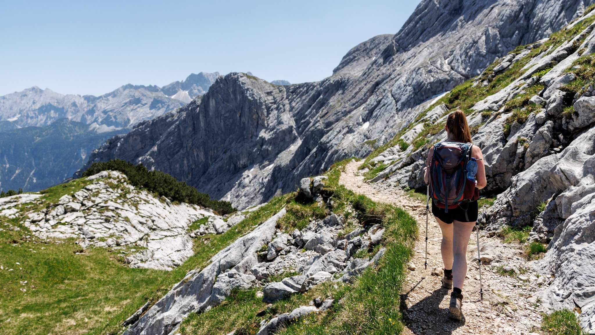 Eine Frau geht am 22.06.2025 über einen Wanderweg in der Nähe vom Gipfel der Alpspitze bei Grainau (Bayern) (Archiv- und Symbolbild)