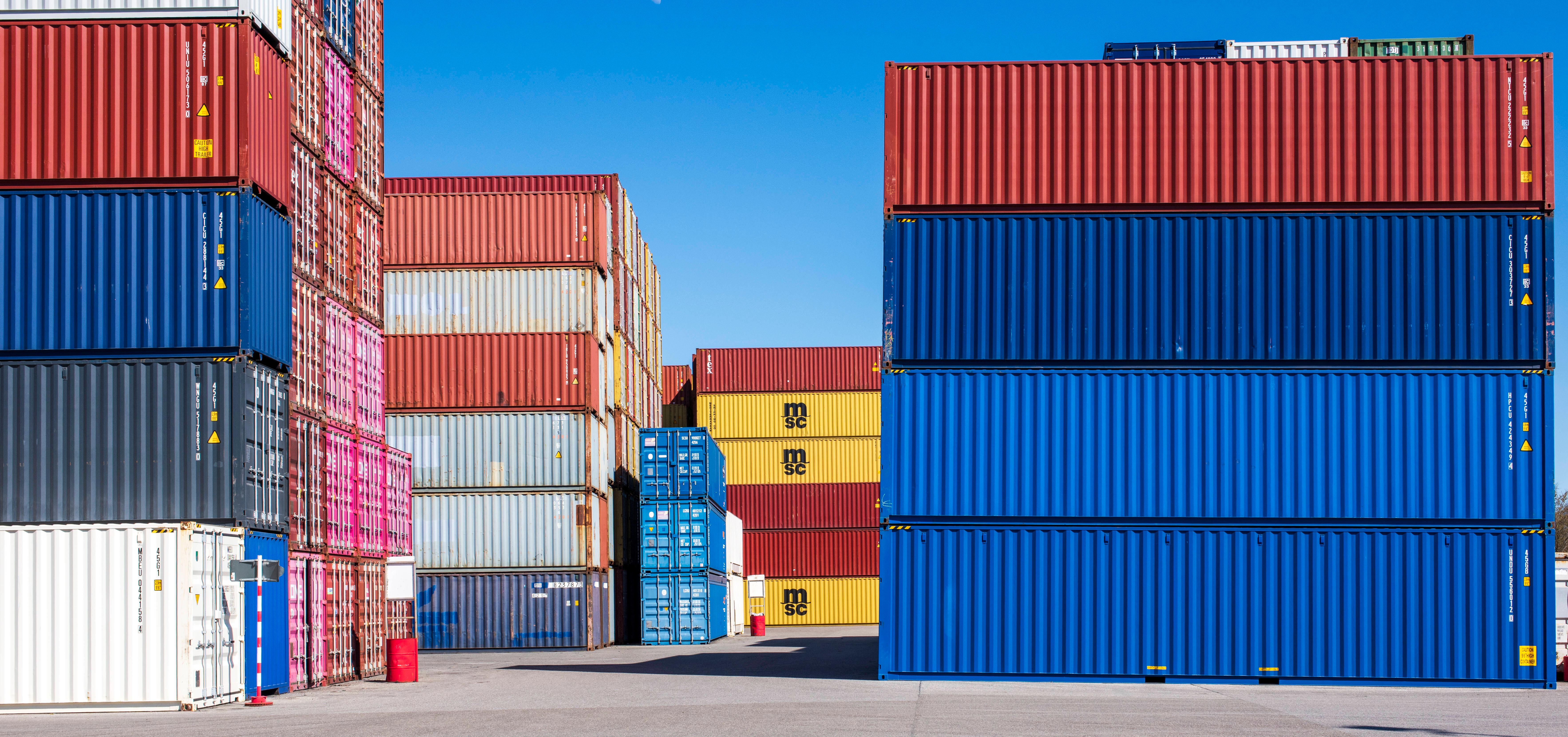 Symbolbild: Viele Container warten im Umschlagbahnhof auf den Weitertransport