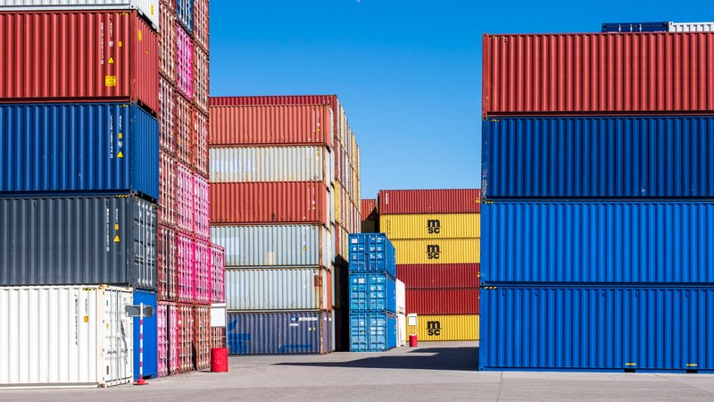 Symbolbild: Viele Container warten im Umschlagbahnhof auf den Weitertransport | Bild: picture alliance / SZ Photo | Wolfgang Filser Symbolbild: Viele Container warten im Umschlagbahnhof auf den Weitertransport