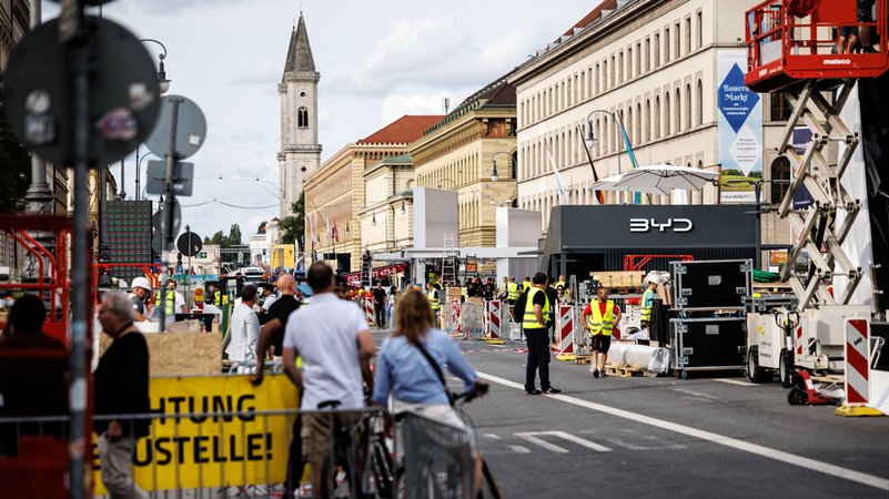 München: Auf dem "IAA Open Space" werden die Stände für die Automesse IAA Mobility aufgebaut