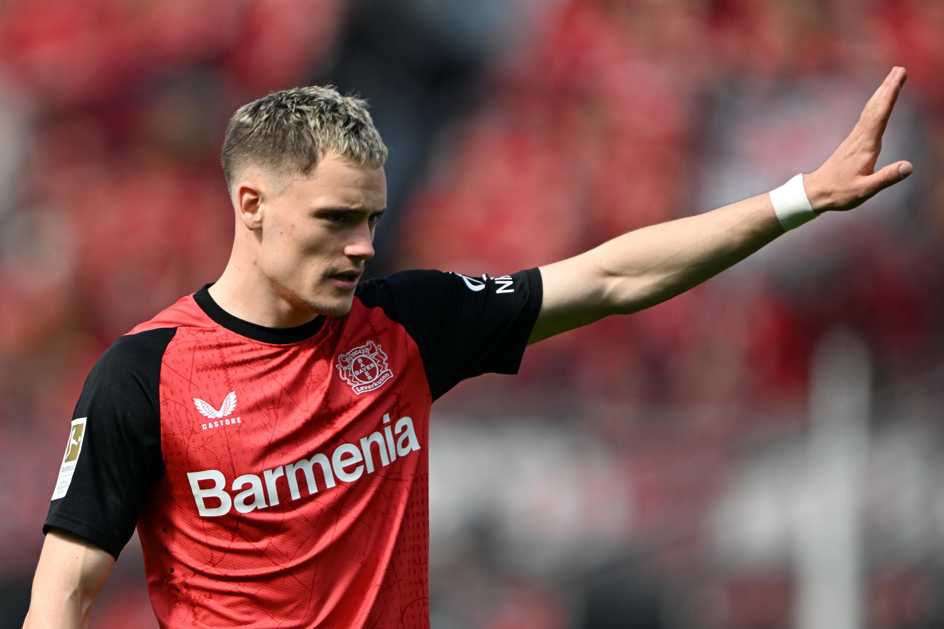 ARCHIV - 26.04.2025, Nordrhein-Westfalen, Leverkusen: Fußball: Bundesliga, Bayer Leverkusen - FC Augsburg, 31. Spieltag, BayArena, Leverkusens Florian Wirtz gestikuliert. 