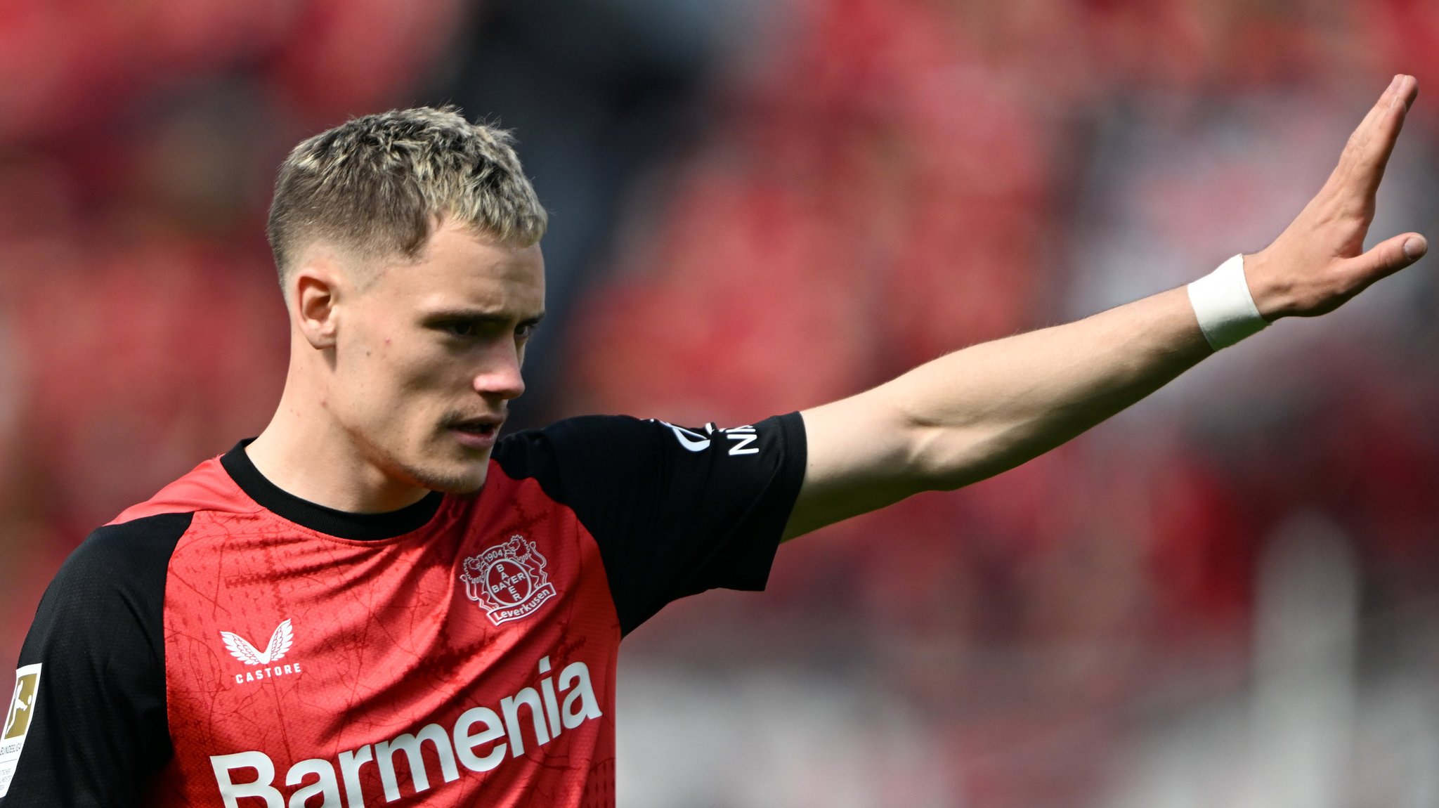 ARCHIV - 26.04.2025, Nordrhein-Westfalen, Leverkusen: Fußball: Bundesliga, Bayer Leverkusen - FC Augsburg, 31. Spieltag, BayArena, Leverkusens Florian Wirtz gestikuliert. 