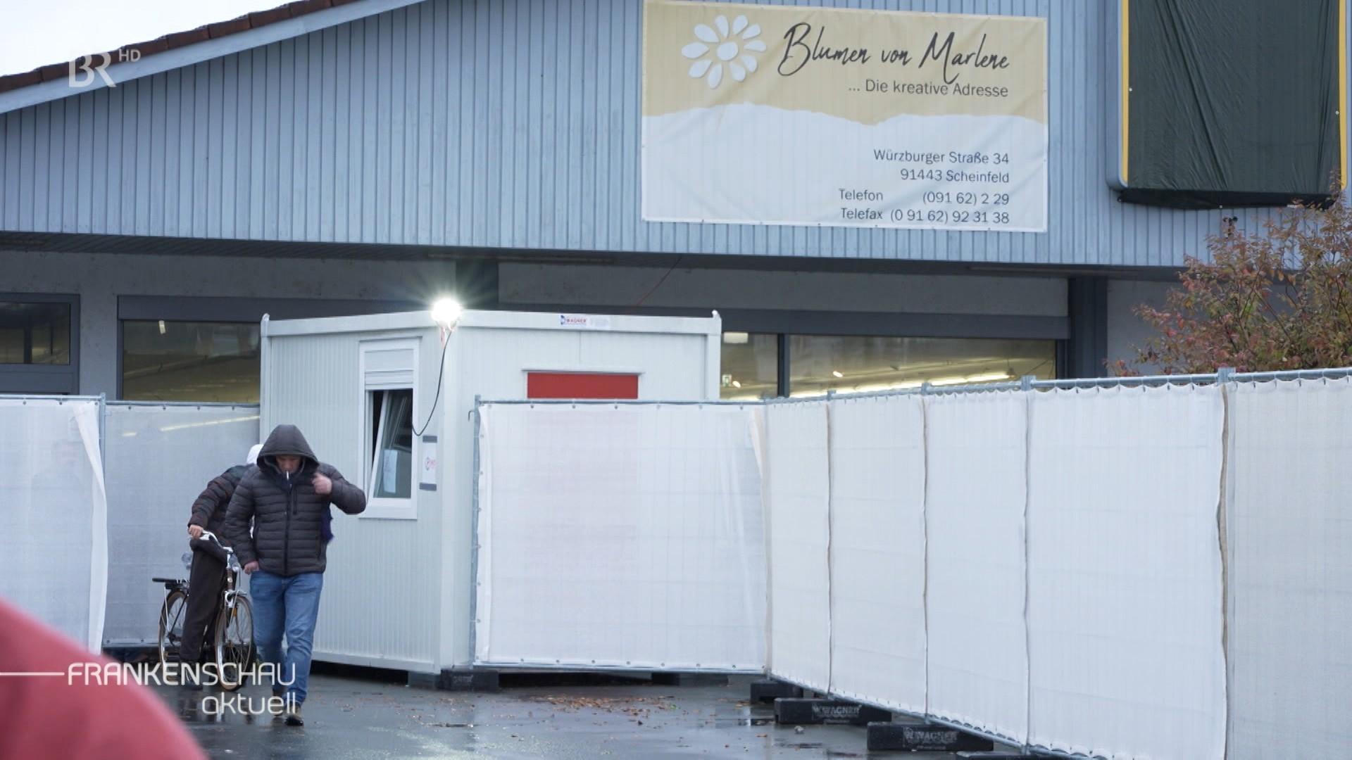 Menschen vor einer Notunterkunft