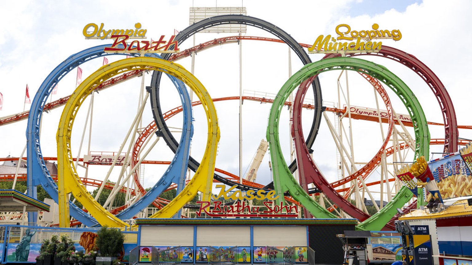 Zwischen Trauer und Trubel: Der Aufbau des Olympia Looping 2024 | BR24