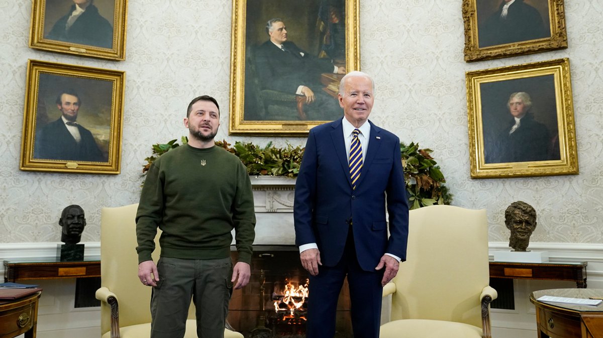 US-Präsident Biden hat dem ukrainischen Staatschef Selenskyj bei dessen erster Auslandsreise seit Kriegsbeginn die dauerhafte Unterstützung der USA und des Westens zugesichert. "Sie werden niemals allein sein", sagte Biden.