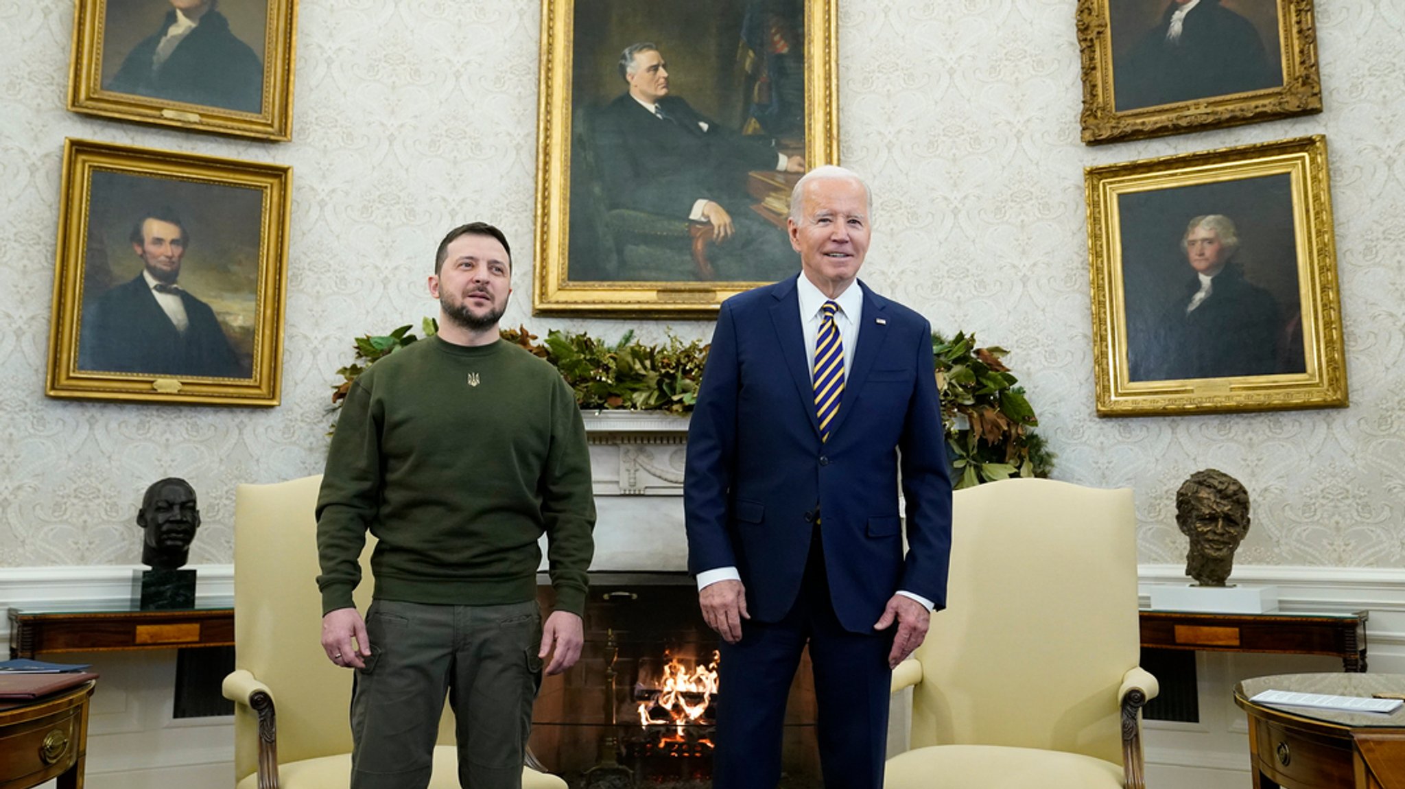 US-Präsident Biden hat dem ukrainischen Staatschef Selenskyj bei dessen erster Auslandsreise seit Kriegsbeginn die dauerhafte Unterstützung der USA und des Westens zugesichert. "Sie werden niemals allein sein", sagte Biden.