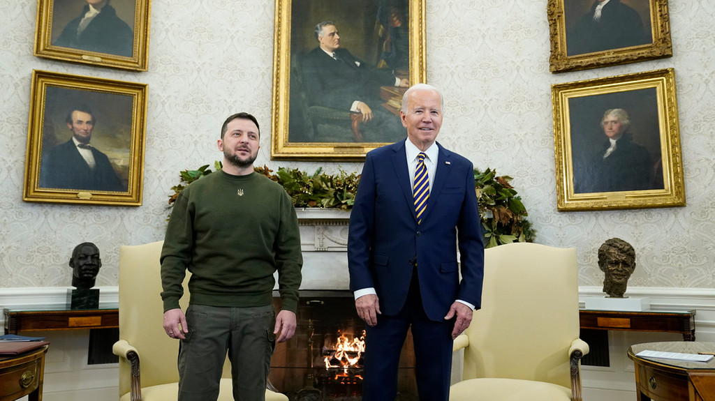 US-Präsident Biden hat dem ukrainischen Staatschef Selenskyj bei dessen erster Auslandsreise seit Kriegsbeginn die dauerhafte Unterstützung der USA und des Westens zugesichert. "Sie werden niemals allein sein", sagte Biden.