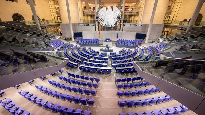 Berlin: Der leere Plenarsaal im Bundestag | Bild: dpa-Bildfunk/Michael Kappeler Berlin: Der leere Plenarsaal im Bundestag